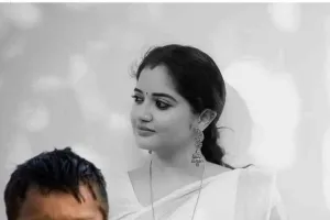 लगभग दस साल का अखबार बेचने वाला बालक एक मकान का गेट बजा रहा है.. 